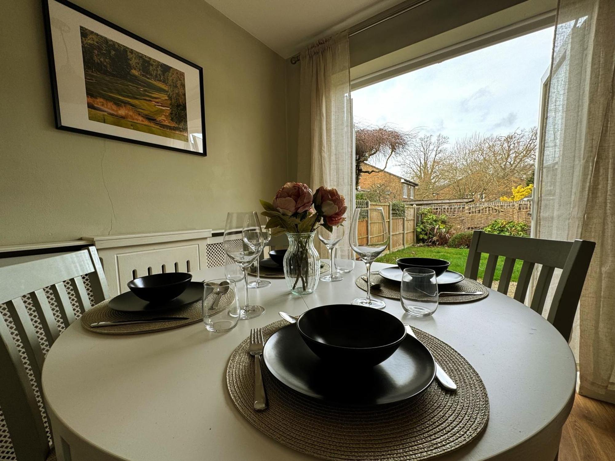 Chieveley Mews By Sarrochic Villa Sunningdale Exteriör bild